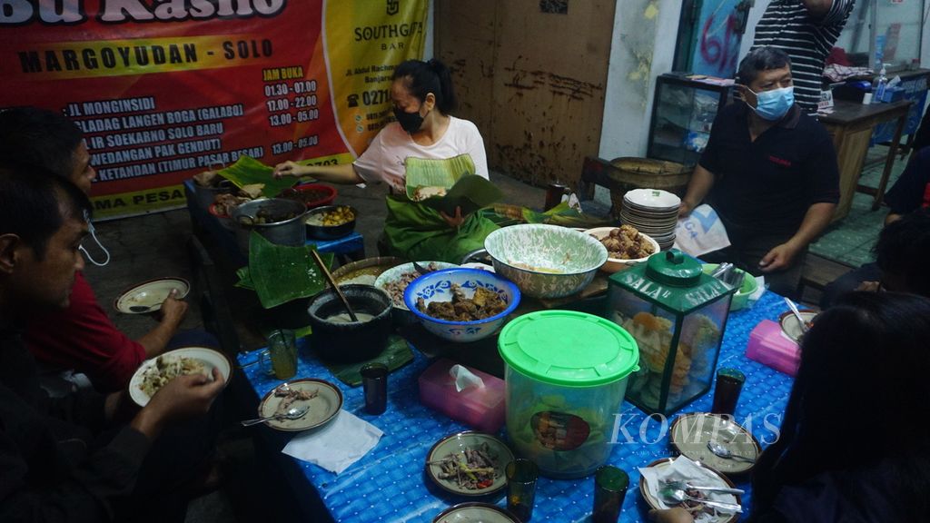 Windiartati (tengah), penjual gudeg, sedang menyiapkan sajian gudeg untuk para pelanggannya, di Gudeg Ceker Bu Kasno, Kota Surakarta, Jawa Tengah, Sabtu (9/4/2022). Warung tersebut baru beroperasi lepas tengah malam. Untuk itu, banyak warga yang menjadikannya andalan sebagai tempat mencari santap sahur di masa Ramadhan ini. Menu andalannya ialah gudeg ceker.