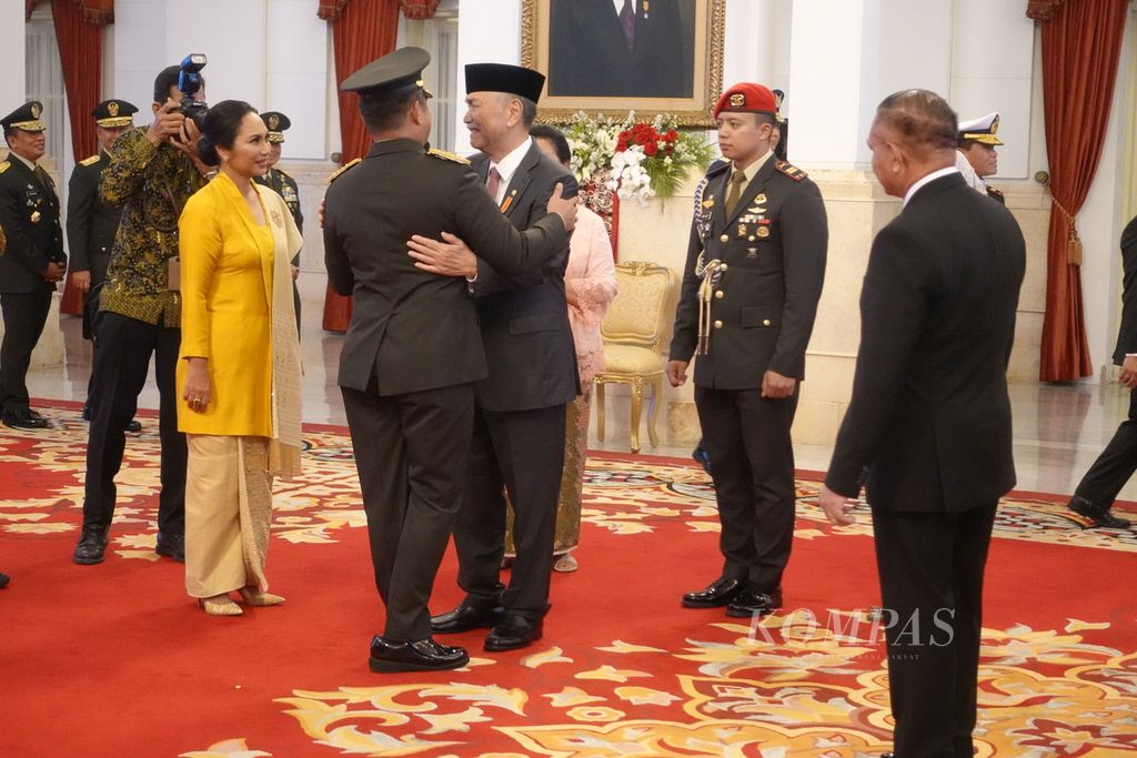 Jenderal Maruli Simanjuntak menerima ucapan selamat setelah dilantik sebagai Kepala Staf TNI Angkatan Darat (KSAD) di Istana Negara, Jakarta, Rabu (29/11/2023). 
