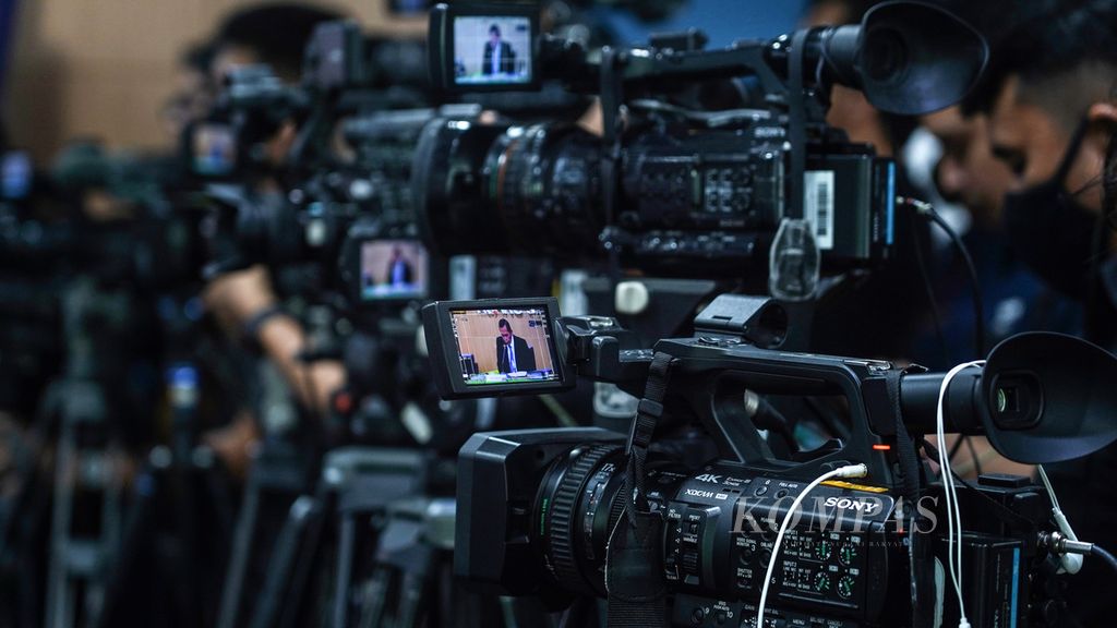 Kamera jurnalis televisi merekam tayangan sidang etik Komisi Pemberantasan Korupsi di Gedung C1 KPK, Kuningan, Jakarta, atas kasus pelanggaran etik Lili Pintauli Siregar, Senin (11/7/2022). 