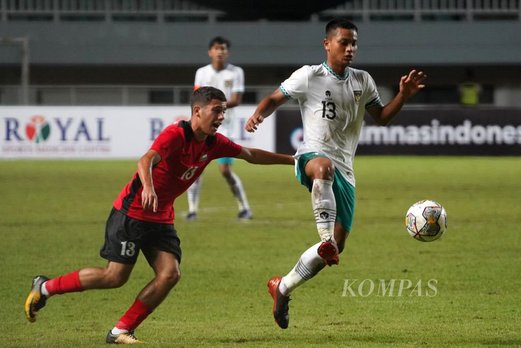 Bek tim U-17 Indonesia Azzaky Esa Erlangga (kanan) melewati penjagaan gelandang tim U-17 Palestina Amjad Abuyousef (kiri) dalam laga Kualifikasi Piala Asia U-17 2023 di Stadion Pakansari, Bogor, Jawa Barat, Jumat (7/10/2022). Tim U-17 Indonesia mengalahkan tim U-17 Palestina dengan skor 2-0.