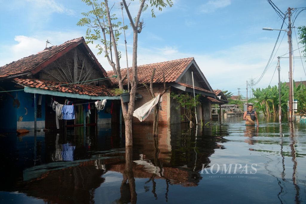 Rumah warga yang terendam banjir dari pasang air laut di Kampung Tirto, Kota Pekalongan, Jawa Tengah, Selasa (24/5/2022). 