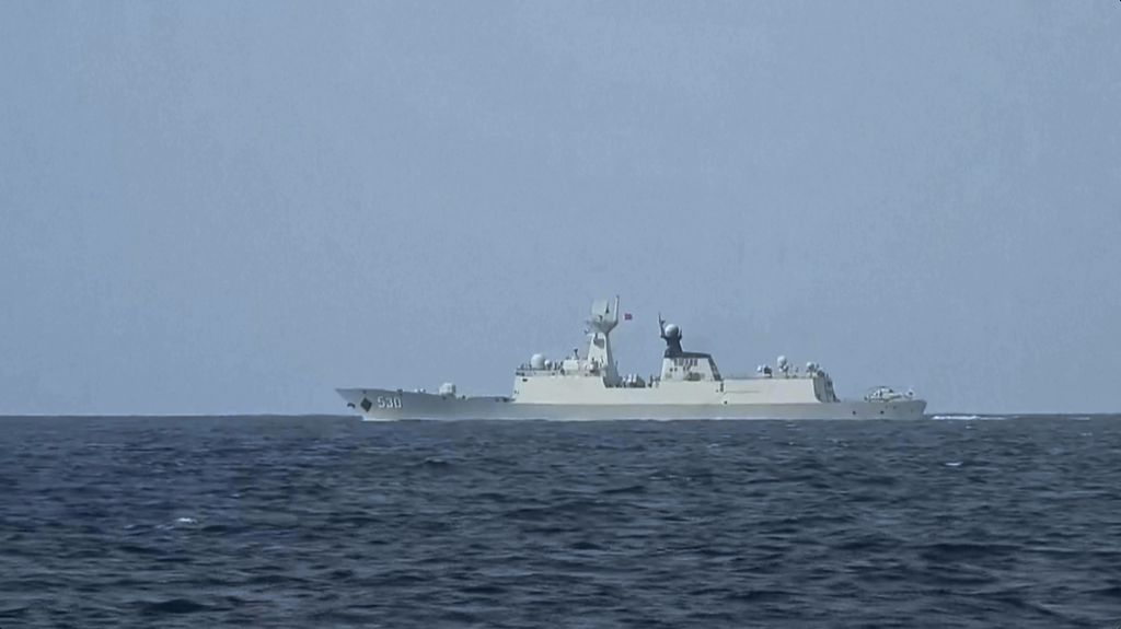Dalam foto dari cuplikan video yang dirilis Kementerian Pertahanan Nasional Taiwan terlihat kapal angkatan laut China kelas Xuzhou berlayar di Selat Taiwan, 19 Agustus 2023. 
