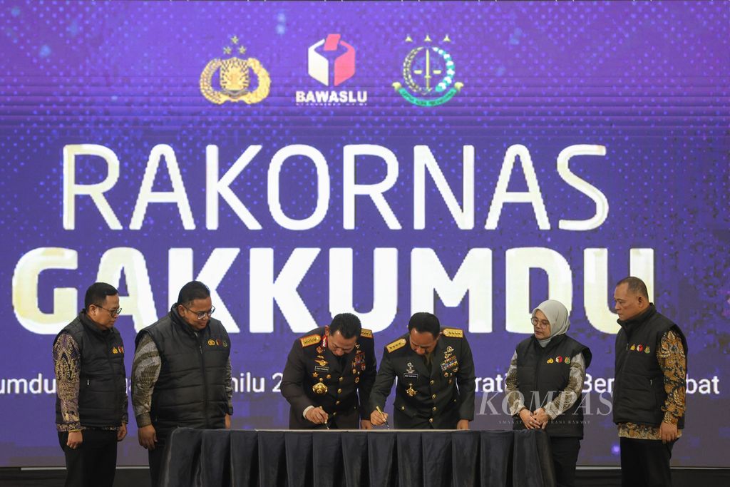 Kepala Polri Jenderal (Pol) Listyo Sigit Prabowo (ketiga dari kiri) bersama Panglima TNI Jenderal Agus Subiyanto (ketiga dari kanan) menandatangani komitmen netralitas TNI-Polri dalam penyelenggaraan Pemilu 2024 pada acara pembukaan Rapat Koordinasi Sentra Penegakan Hukum Terpadu di Hotel Grand Sahid Jaya, Jakarta, Senin (27/11/2023). 