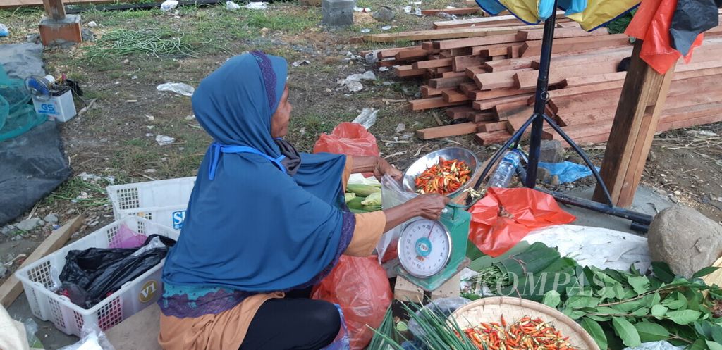 Pedagang menjual komoditas cabai rawit di Pasar Youtefa, Kota Jayapura, Papua, Selasa (22/12/2020).