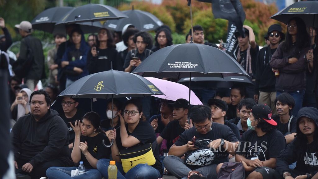 Para aktivis HAM yang dimotori oleh Jaringan Solidaritas Korban untuk Keadilan (JSKK) menghadiri peringatan 13 Tahun Aksi Kamisan di depan Istana Merdeka, Jakarta, Kamis (16/1/2020). 