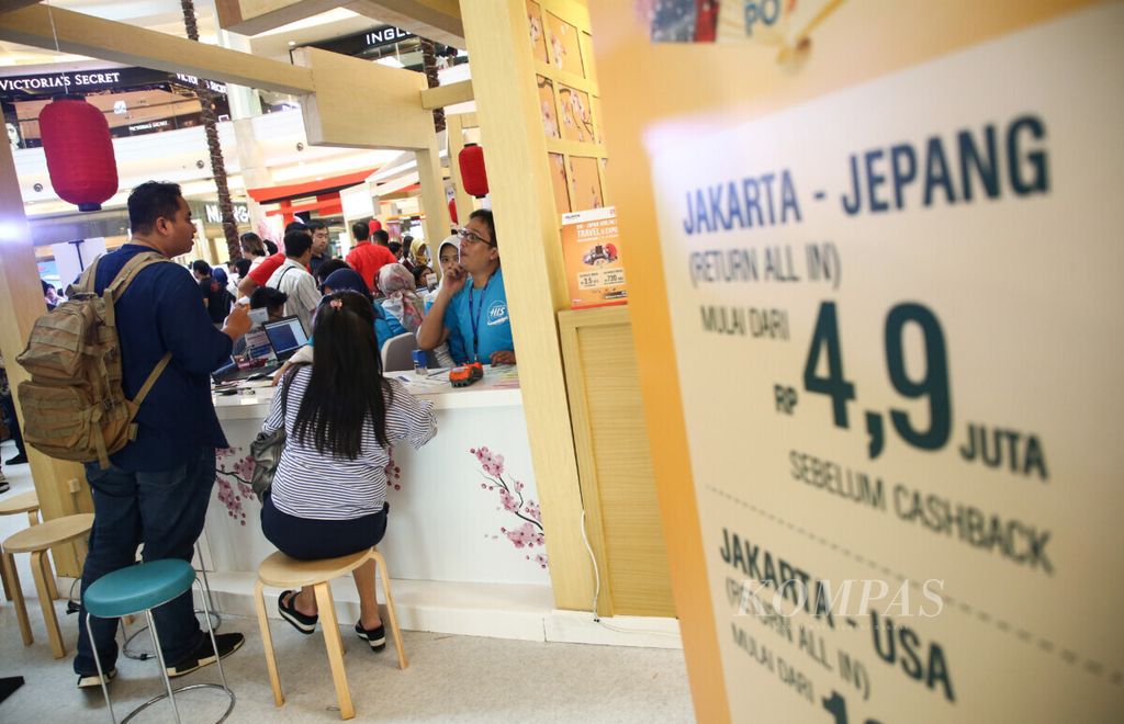 Pengunjung mencari informasi paket perjalanan ke sejumlah negara tujuan dalam pameran BNI Japan Airlines Travel & Expo di Kota Kasablanka Mall, Jakarta, Jumat (19/7/2019). 