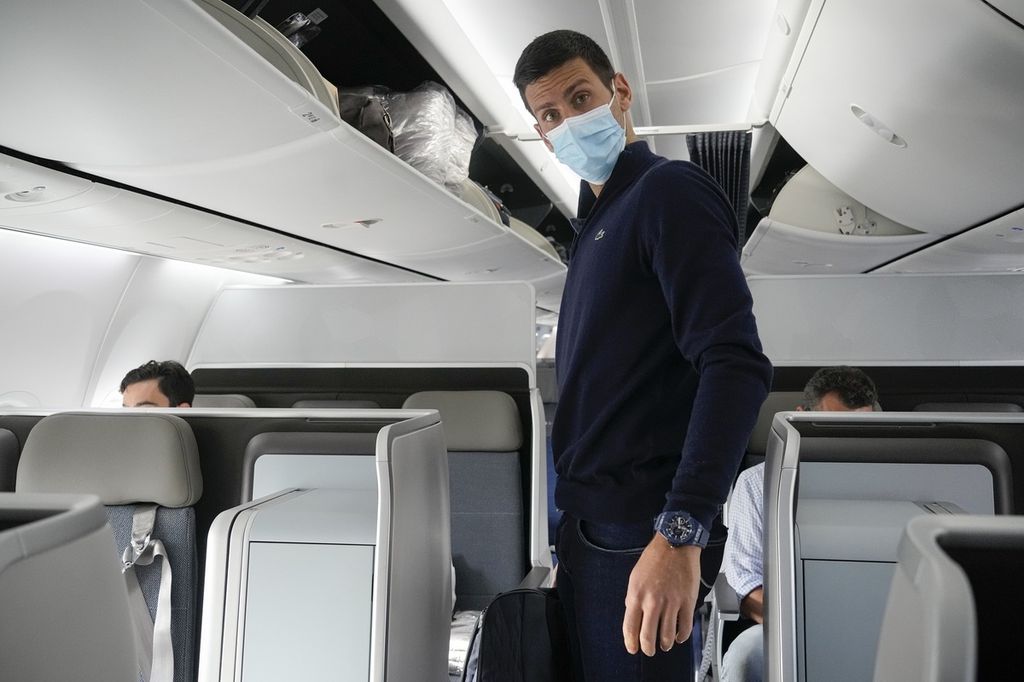Petenis Serbia Novak Djokovic bersiap duduk di pesawat menuju Belgrade, di Bandara Dubai, Uni Emirat Arab, Senin (17/1/2022). Djokovic pulang ke negaranya setelah dideportasi dari Australia.