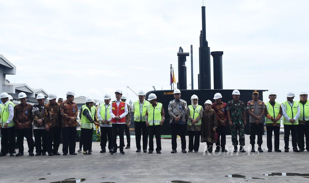 Presiden Joko Widodo (rompi merah) seusai keluar dari Kapal Selam Alugoro yang merupkan kapal selam pertama produksi PT PAL saat Surabaya, Senin (27/1/2020). 