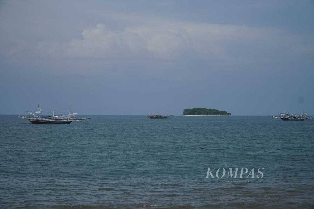 Suasana di sekitar perairan tempat munculnya paus bungkuk di perairan Kelurahan Pasie Nan Tigo, Kecamatan Koto Tangah, Kota Padang, Sumatera Barat, Sabtu (4/2/2023).