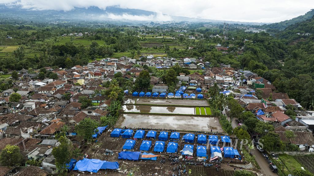Foto aerial tenda pengungsi korban gempa bumi di Desa Mangunkerta, Kecamatan Cugenang, Kabupaten Cianjur, Jawa Barat, Kamis (24/11/2022).