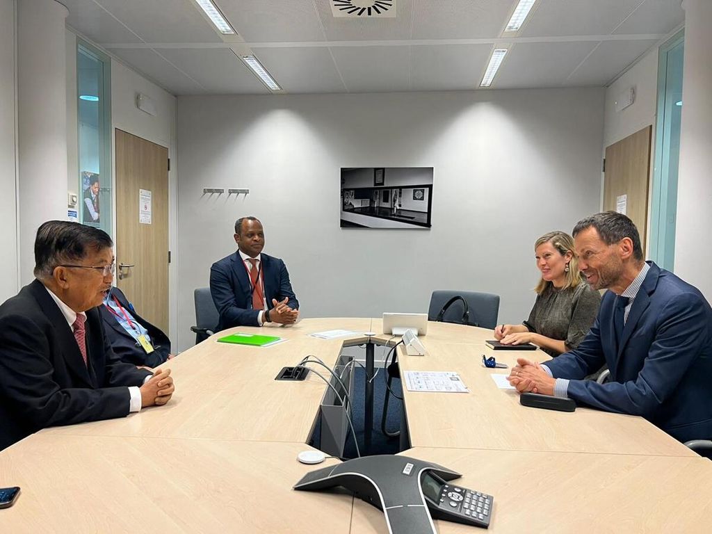 The 10th and 12th Vice President of Indonesia, Jusuf Kalla, met with two special envoys of the European Union for Afghanistan, Tomas Niklasson and Jenni Gren, on Thursday (19/10/2023) afternoon Brussels time, at the office of the European Commission, Brussels, Belgium.