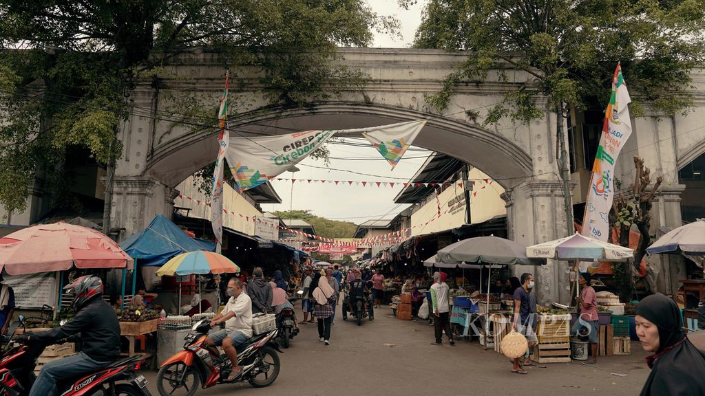 Aktivitas perdagangan di Pasar Kanoman, Kecamatan Lemahwungkuk, Kota Cirebon, Jawa Barat, Minggu (21/8/2022).