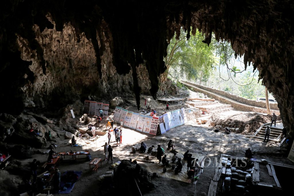 Suasana di Liang Bua, Kecamatan Rahong Utara, Kabupaten Manggarai, Nusa Tenggara Timur, yang tengah berlangsung ekskavasi arkeologi, Sabtu (3/8/2019). Ekskavasi di Liang Bua tersebut merupakan lanjutan dari temuan fosil manusia kerdil yang kemudian dikenal dengan Homo Floresiensis di kedalaman 6 meter pada tahun 2003. Fosil Homo Floresiensis yang ditemukan diperkirakan berumur 190.000 sampai 50.000 tahun yang lalu.
