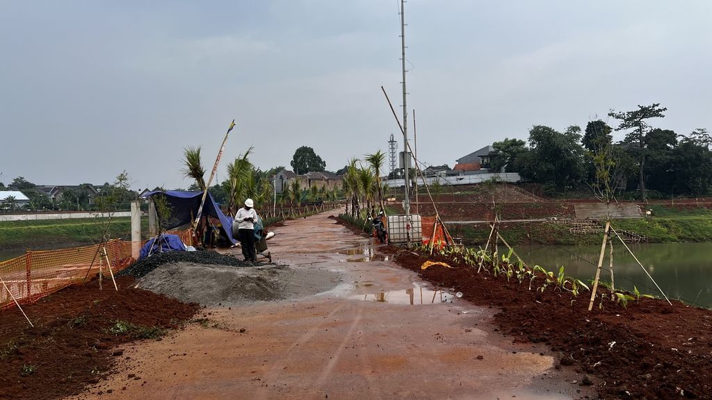 Pekerja saat menyelesaikan proyek di ruang limpah sungai bagian bawah Brigif, Jagakarsa, Jakarta Selatan, Senin (5/12/2022)