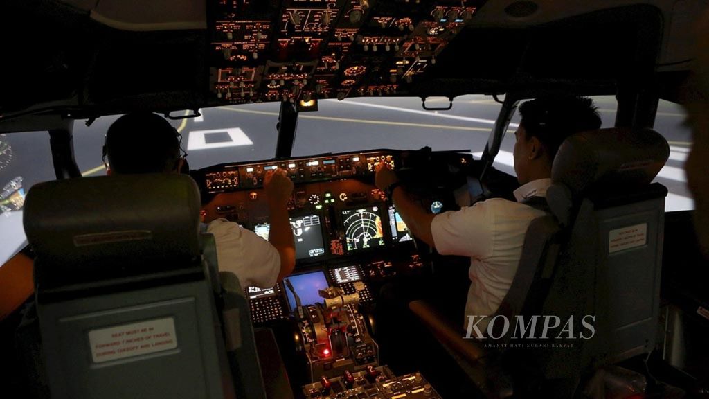 Simulasi penerbangan dengan simulator Boeing 737 900 ER di Lion Village Falicity di kompleks pergudangan Bandara Mas, Tangerang, Banten, Senin (12/11/2018). 