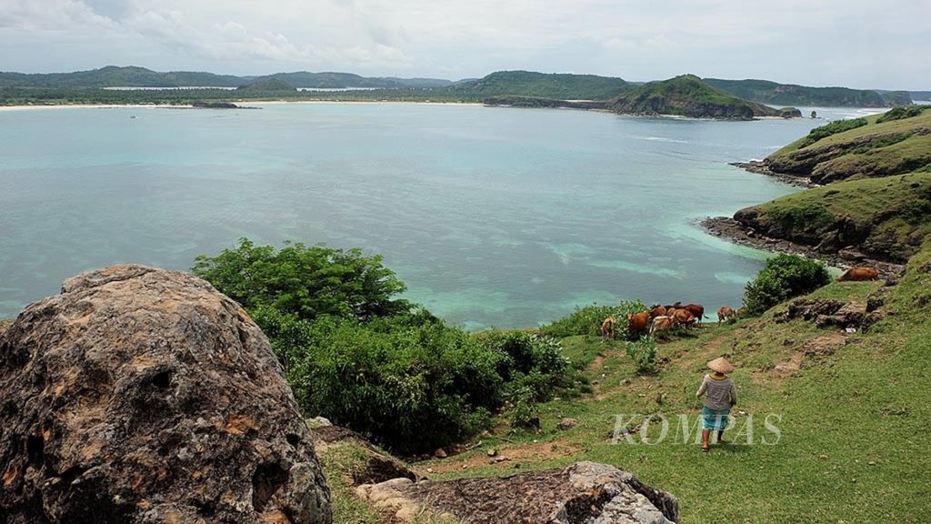 Salah satu pantai di Kawasan Ekonomi Khusus (KEK) Mandalika, Nusa Tenggara Barat, 3 April 2017. KEK Mandalika ditetapkan pemerintah menjadi salah satu tujuan wisata prioritas yang kini memerlukan banyak investasi. 