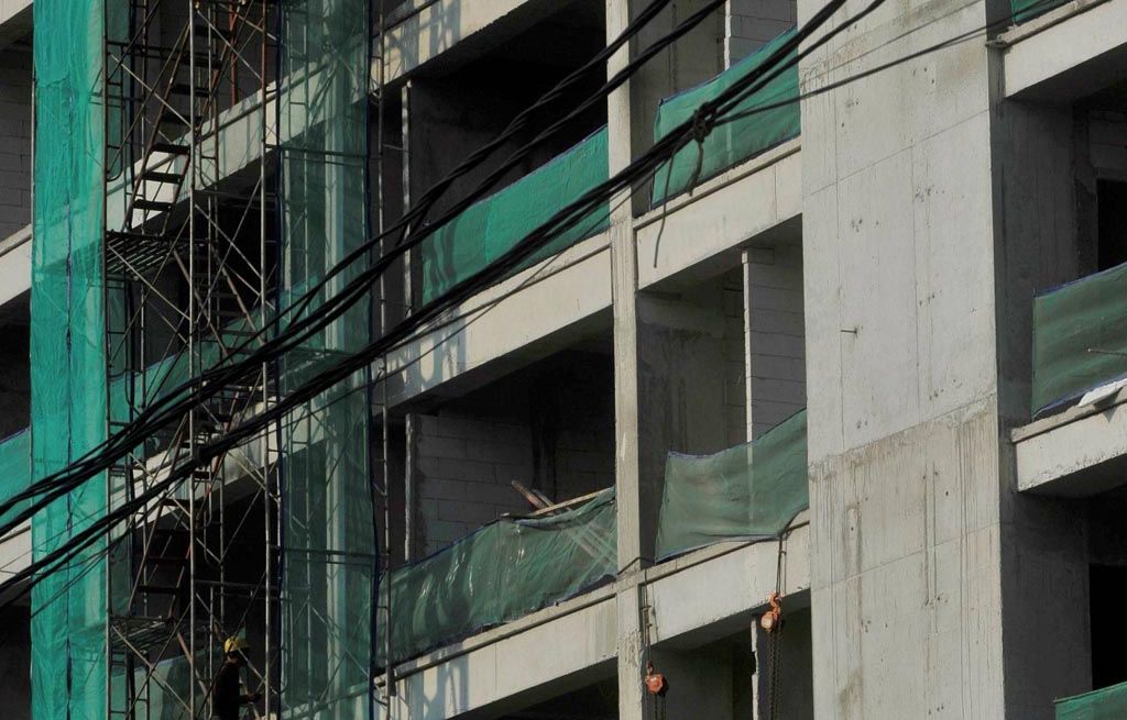 Proyek pembangunan rumah susun Penjaringan, Jakarta Utara, Rabu (30/8). Semakin terbatasnya lahan dan tingginya kebutuhan hunian di kota besar membuat hunian vertikal seperti rumah susun dan apartemen menjadi salah satu solusi untuk dapat memenuhi kebutuhan tempat tinggal.