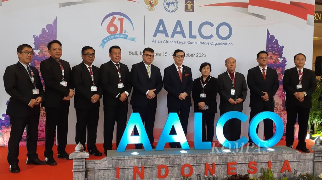Menteri Hukum dan Hak Asasi Manusia Yasonna Hamonangan Laoly (kelima, kanan), yang menjabat Presiden Sesi Tahunan Ke-61 AALCO, berfoto bersama delegasi di lobi BNDCC, Nusa Dua, Badung, Bali, Jumat (20/10/2023), dalam serangkaian penyelenggaraan Sesi Tahunan Ke-61 AALCO. 