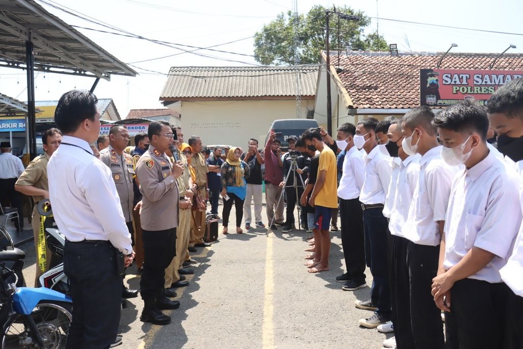 Polisi memberikan pengarahan kepada anak-anak yang terlibat dalam kasus kekerasan terhadap anak dan tawuran di Polres Tegal, Jawa Tengah, Senin (13/3/2023). Dalam kasus itu, puluhan anak diringkus polisi setelah mengakibatkan AFA (15), anak anggota DPRD Kabupaten Tegal, meninggal.