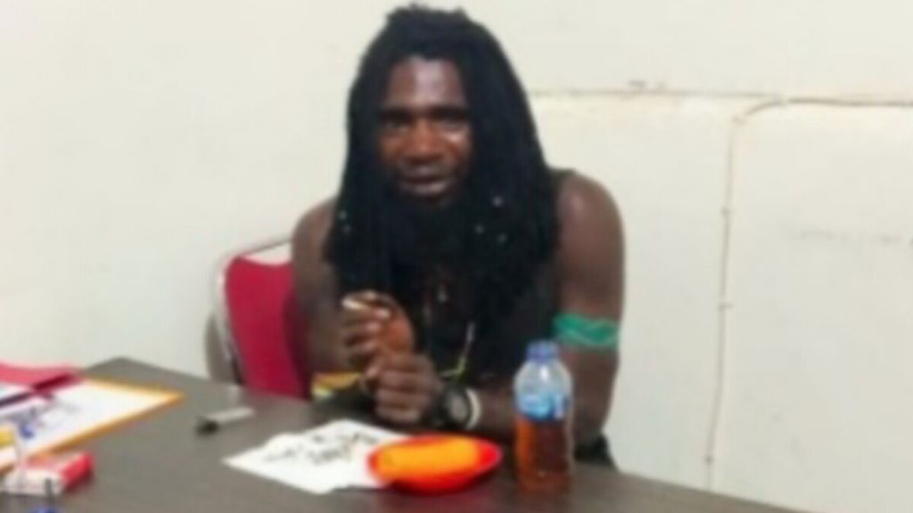 Anggota kelompok kriminal bersenjata bernama Yomison Murib yang ditangkap aparat gabungan TNI Polri di Kabupaten Puncak, Papua Tengah, 6 April 2023.