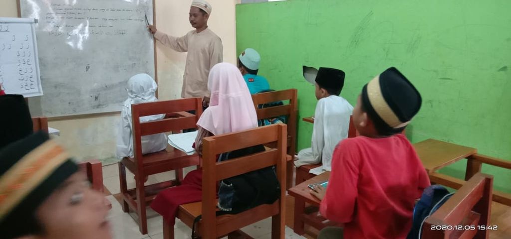 Suasana kelas di satuan pendidikan keagamaan Islam nonformal Madrasah Diniyah Takmiliyah Awaliyah (MDTA) Lontar. MDTA ini berada di Dukuh Bitung, Kabupaten Majalengka, Jawa Barat. Ada sekitar 70 anak usia SD yang mengikuti Pendidikan Agama Islam di sini.