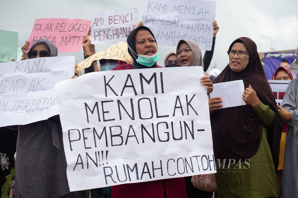 Puluhan warga, mayoritas perempuan, melakukan aksi penolakan relokasi terkait Proyek Strategis Nasional Rempang Eco City, Pulau Rempang, Batam, Kepulauan Riau, Rabu (10/1/2024).