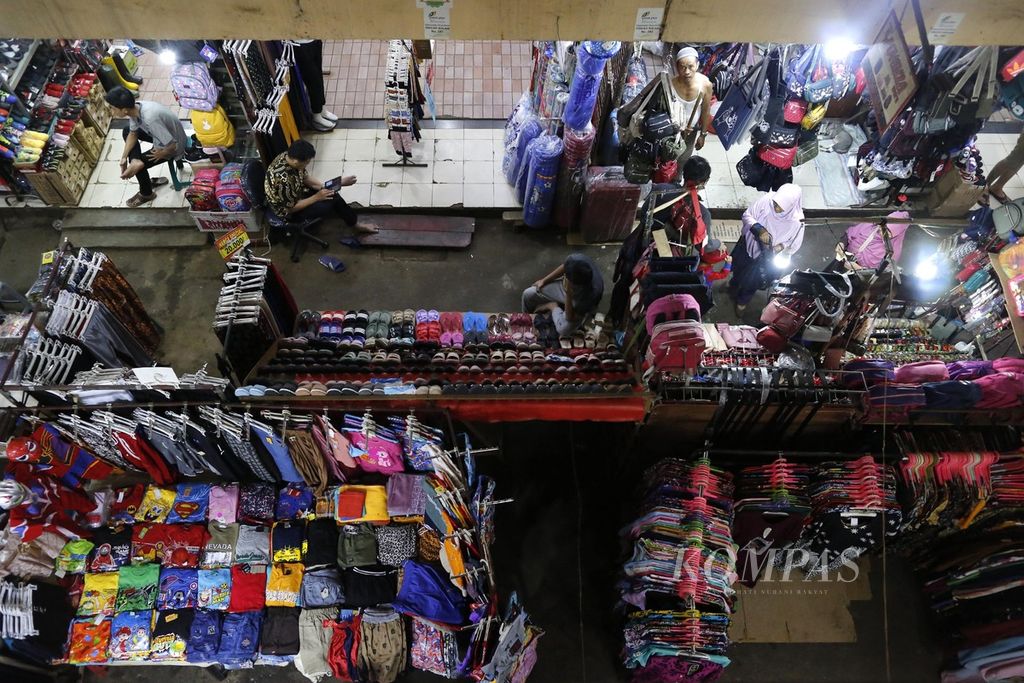 Pedagang melayani pembeli yang hendak berbelanja pakaian di Pasar Kebayoran Lama, Jakarta Selatan, Kamis (13/10/2022). Hasil Survei Konsumen oleh Bank Indonesia pada September 2022 menunjukkan, pengeluaran konsumen sudah meningkat dan menggerus tabungan.