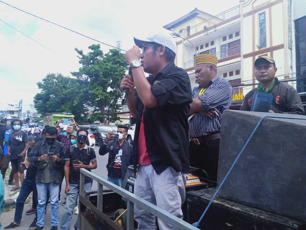 Aksi keprihatinan pekerja media di Kupang terkait penganiayaan terhadap sesama wartawan, Fabi Latuan, di depan Markas Polda NTT, Rabu (27/4/2022).