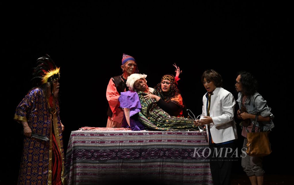 Teater Mandiri mementaskan naskah berjudul AH di Teater Kecil, Taman Ismail Marzuki, Jakarta, Senin (17/7/2023) malam. 