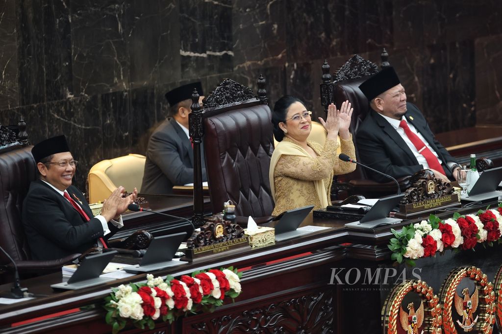 Ketua DPR Puan Maharani (tengah) bertepuk tangan saat berbicara di Sidang Tahunan MPR, Sidang Bersama DPR, dan DPD didampingi Ketua MPR Bambang Soesatyo (kanan) dan Ketua DPD La Nyalla Mahmud Mattalitti di Gedung Parlemen, Jakarta, Jumat (16/8/2024). 