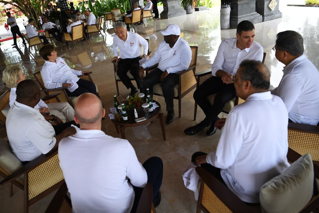 Managing Director IMF Kristalina Georgieva (kedua kiri) berbincang dengan Perdana Menteri Singapura Lee Hsien Loong (ketiga kiri) dan sejumlah kepala negara/organisasi internasional saat mengunjungi tempat persemaian dan pembibitan mangrove dalam rangkaian kegiatan Konferensi Tingkat Tinggi (KTT) G20, di Taman Hutan Raya (Tahura) Ngurah Rai, Denpasar, Bali, Rabu (16/11/2022).