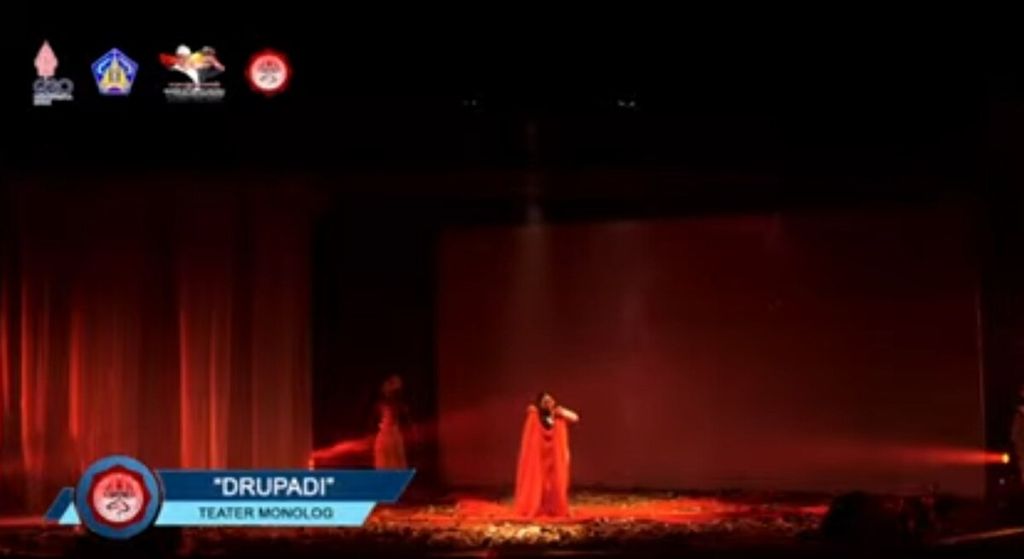 Tangkapan layar dari pergelaran teater monolog berjudul Drupadi dipergelarkan di Gedung Ksirarnawa, Taman Werdhi Budaya (Art Center) Provinsi Bali, Kota Denpasar, Sabtu (15/10/2022). 