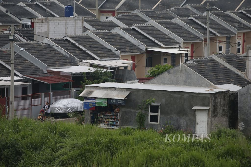 Kompleks perumahan baru yang berdiri di bekas lahan pertanian di kawasan Tegal, Kabupaten Bogor, Jawa Barat, Jumat (22/11/2019). 