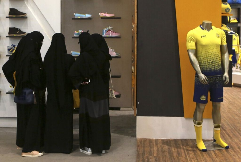 Foto tanggal 11 Desember 2015 ini memperlihatkan para perempuan Arab Saudi berbelanja di sebuah mal di Riyadh, Arab Saudi. 