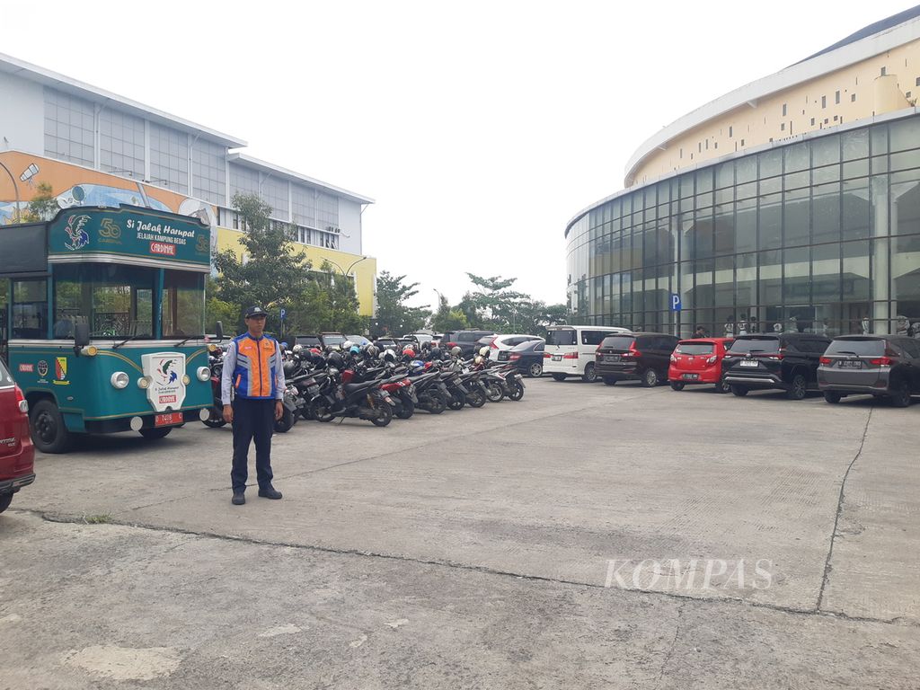 Lokasi parkir untuk kendaraan para penonton Piala Dunia U-17 di Gedung Budaya Sabilulungan, Soreang, Kabupaten Bandung, Jawa Barat, Sabtu (11/11/2023). Tempat ini juga menjadi pusat bus pengumpan yang membawa penonton ke Stadion Si Jalak Harupat untuk menyaksikan laga Piala Dunia U-17.