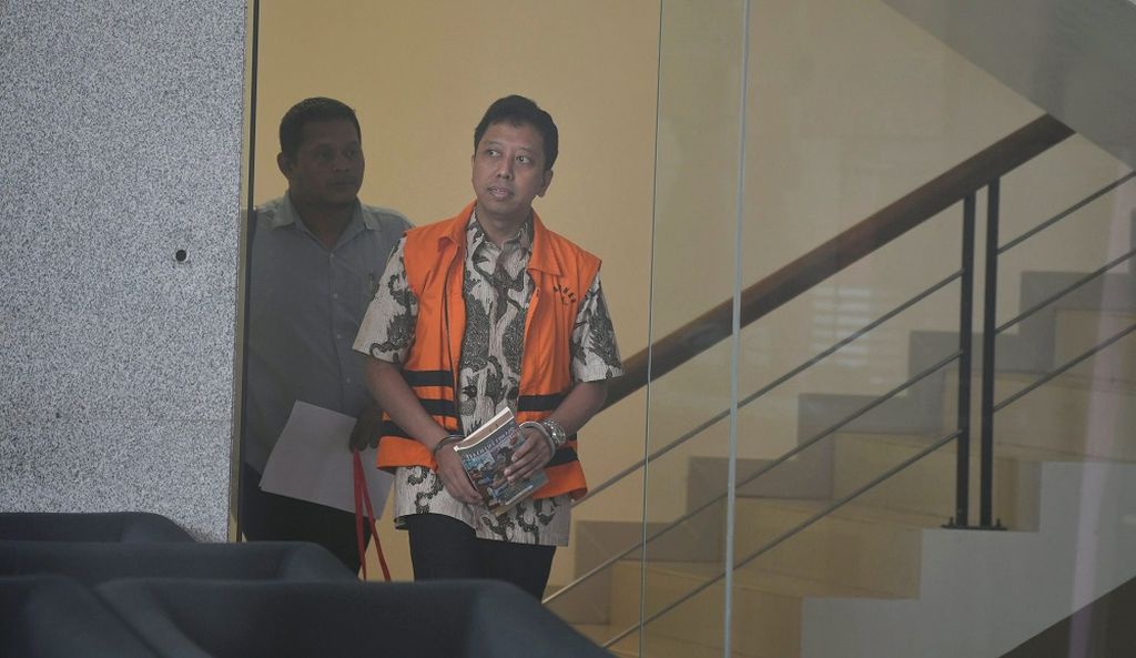 Mantan Ketua Umum Partai Persatuan Pembangunan Muhammad Romahurmuziy yang menjadi tersangka dugaan penerimaan suap terkait pengisian jabatan di Kementerian Agama meninggalkan Gedung KPK, Jakarta, setelah menjalani pemeriksaan lanjutan, Kamis (20/6/2019). Dalam pemeriksaan tersebut Romy juga menyampaikan sejumlah keluhan penghuni rumah tahanan KPK terkait fasilitas rutan.