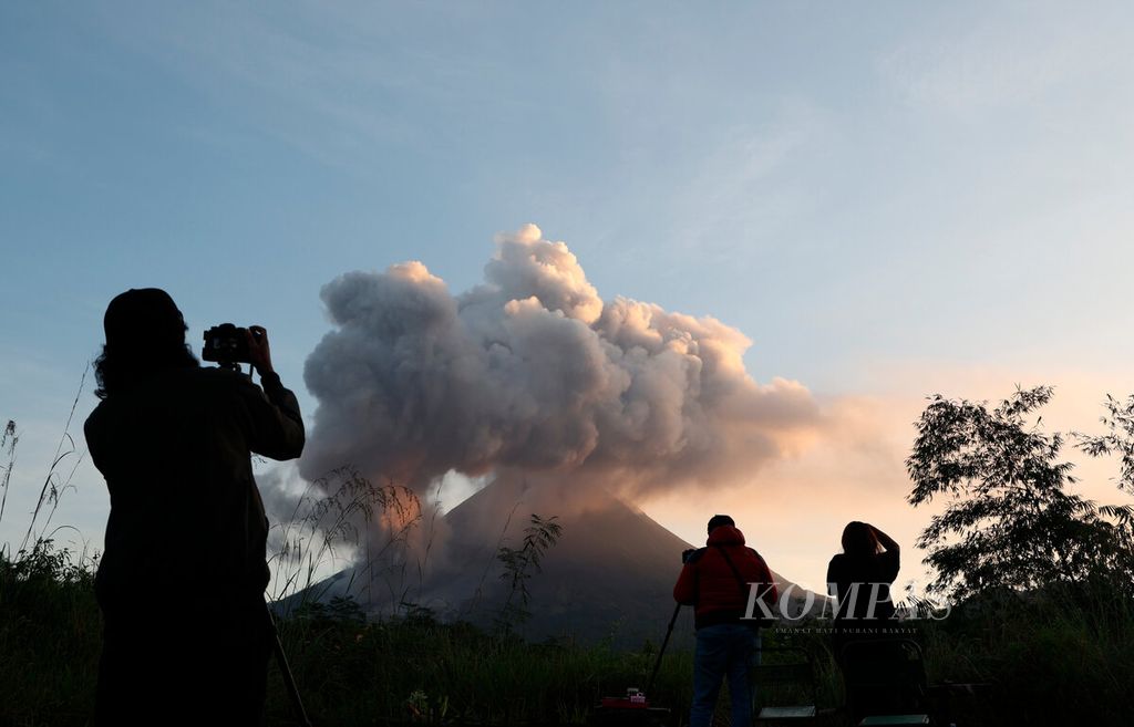 Sejumlah fotografer mengabadikan fenomena awan panas guguran dari Gunung Merapi dari Desa Tunggularum, Kecamatan Turi, Kabupaten Sleman, Daerah Istimewa Yogyakarta, Selasa (14/3/2023). 