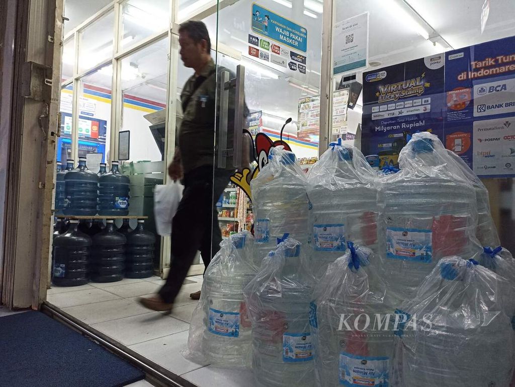 A shop visitor passes near bottled water in gallons being sold at a mini market in Medan, North Sumatra, on Tuesday (13/9/2022).