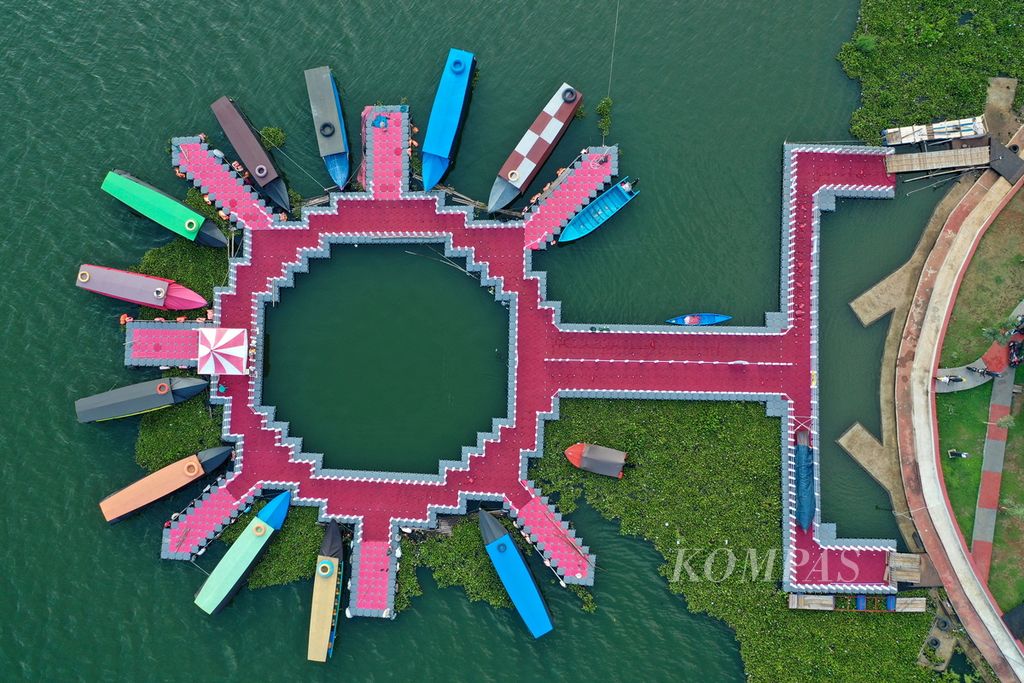 An aerial photo of the floating cube dock at Waduk Darma in Jagara Village, Darma District, Kuningan Regency, West Java, taken on Thursday (2/5/2024). The revitalization of Waduk Darma, which began in 2019, cost more than Rp 30 billion. The revitalization includes the construction of pedestrian routes, parks, gazebos, and culinary areas. The West Java Provincial Government has aimed to make the 425-hectare reservoir, which has been operating since 1962, an international tourist destination.