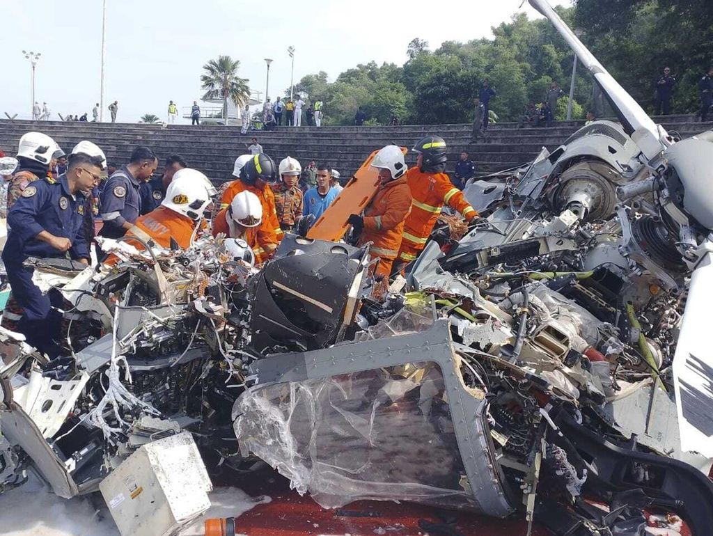 Emergency response officers at the crash site of two Royal Malaysian Navy (TLDM) helicopters, Tuesday (23/4/2024), in Lumut, Perak.