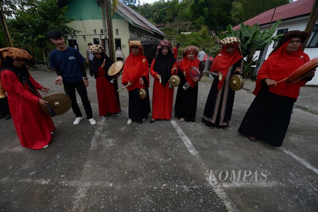 Ibu-ibu dengan baju tradisional khas Gayo memainkan musik tradisional canang pada pembukaan Festival Panen Kopi Gayo 2023 di Desa Paya Tumpi Baru, Kecamatan Kebayakan, Kabupaten Aceh Tengah, Aceh, Sabtu (25/11/2023). 