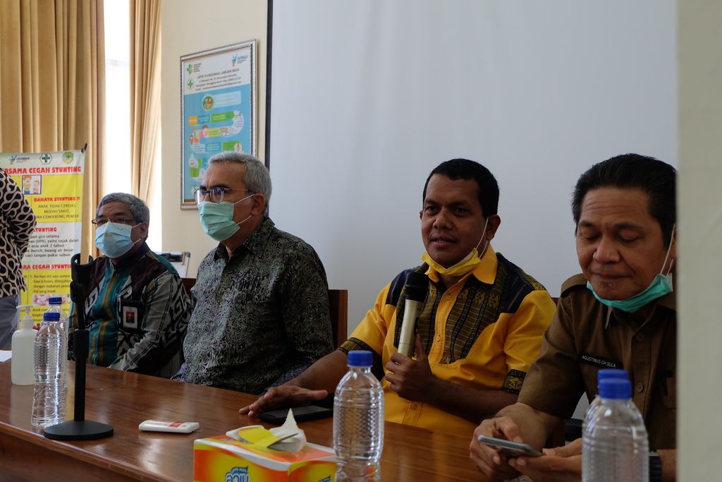 Wakil Ketua Komisi IX DPR Emanuel Melkiades Laka Lena (kedua kanan) saat pembukaan Impact Stunting Center of Excellence (ISCE) yang diinisiasi 1000 Days Fund dan didukung Roche Indonesia, Senin (23/11/2020), di Puskesmas Labuan Bajo, Kabupaten Manggarai Barat, Nusa Tenggara Timur.