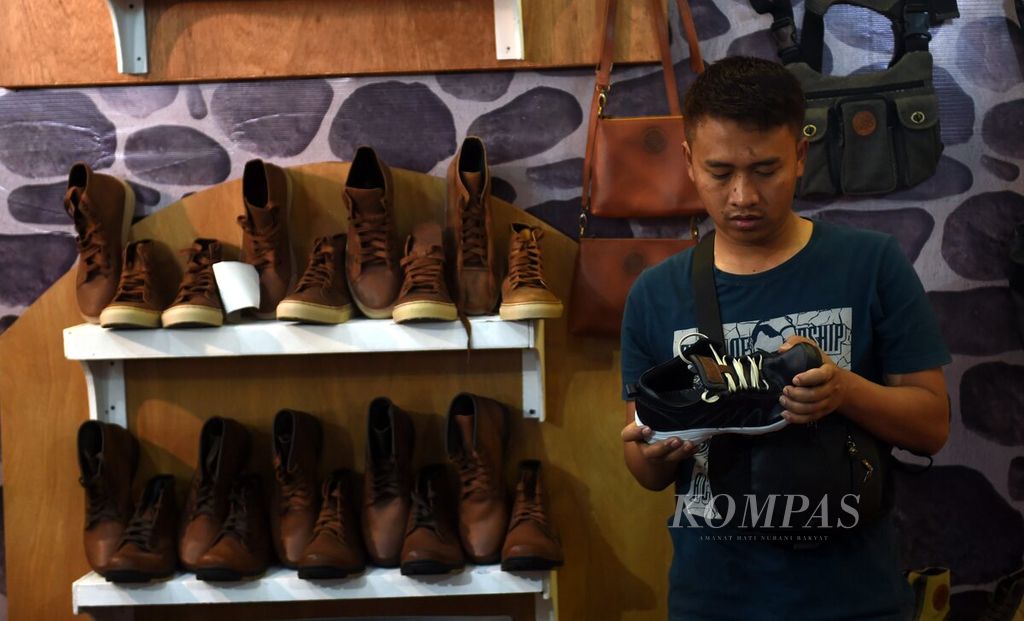 Pengunjung melihat produk sepatu kulit di salah satu stan saat Jatim Fest 2023 di Jatim Expo, Surabaya, Jawa Timur, Rabu (4/10/2023).