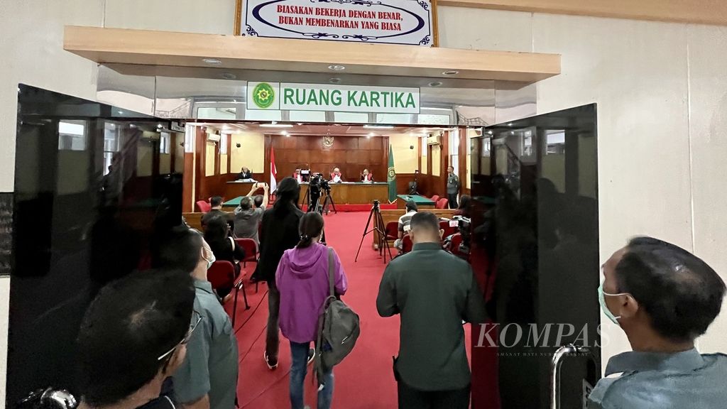 Pengunjung menyaksikan sidang putusan banding yang diajukan Komisi Pemilihan Umum atas Partai Rakyat Adil Makmur di PT Jakarta, Selasa (11/4/2023).