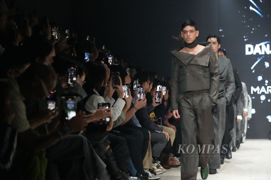 Peragaan busana koleksi Danjyo Hiyoji dalam Plaza Indonesia Men's Fashion Week di Jakarta, Rabu (4/9/2024). 