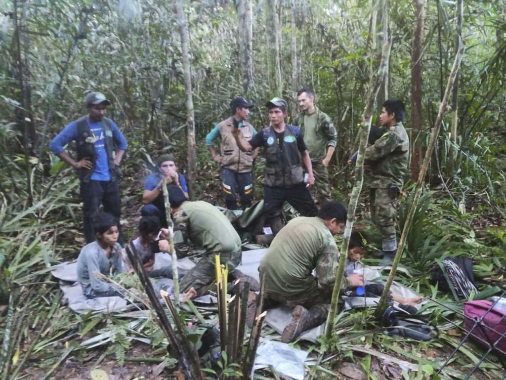 Dalam foto yang dirilis Biro Pers Angkatan Bersenjata Kolombia, para tentara dan penduduk asli berfoto dengan empat anak yang hilang setelah pesawat mereka jatuh di Rimba Amazon di Negara Bagian Cagueta, 9 Juni 2023. 