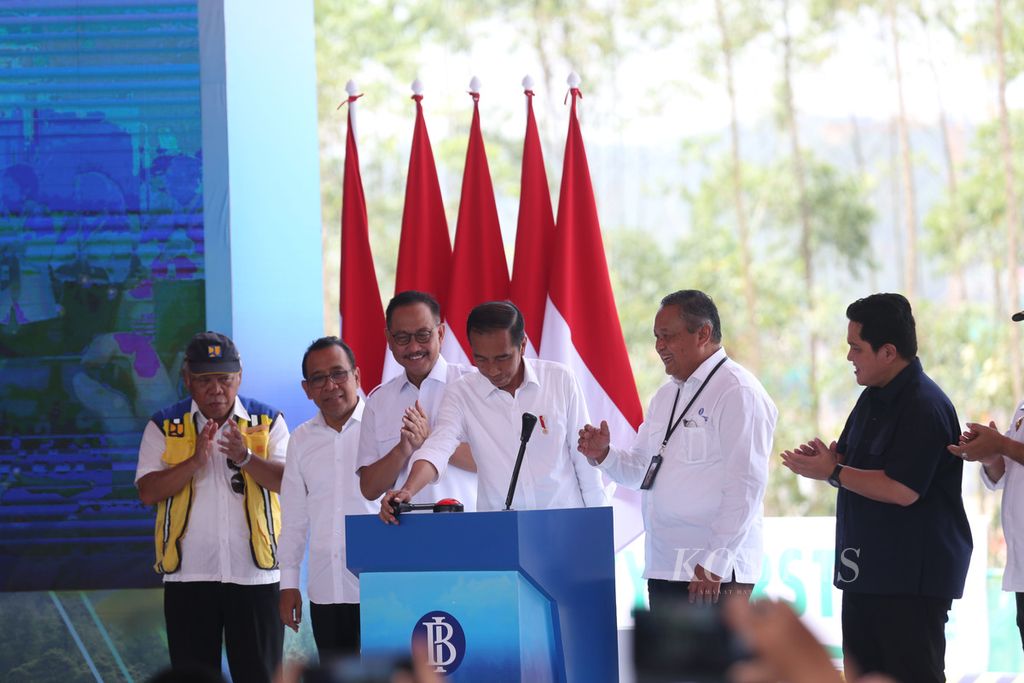 Presiden Joko Widodo (ketiga dari kanan) bersama Gubernur Bank Indonesia (BI) Perry Warjiyo (kedua dari kanan) meresmikan peletakan batu pertama pembangunan Kompleks Perkantoran BI di Ibu Kota Nusantara, Kabupaten Penajam Paser Utara, Provinsi Kalimantan Timur, Kamis (2/11/2023).