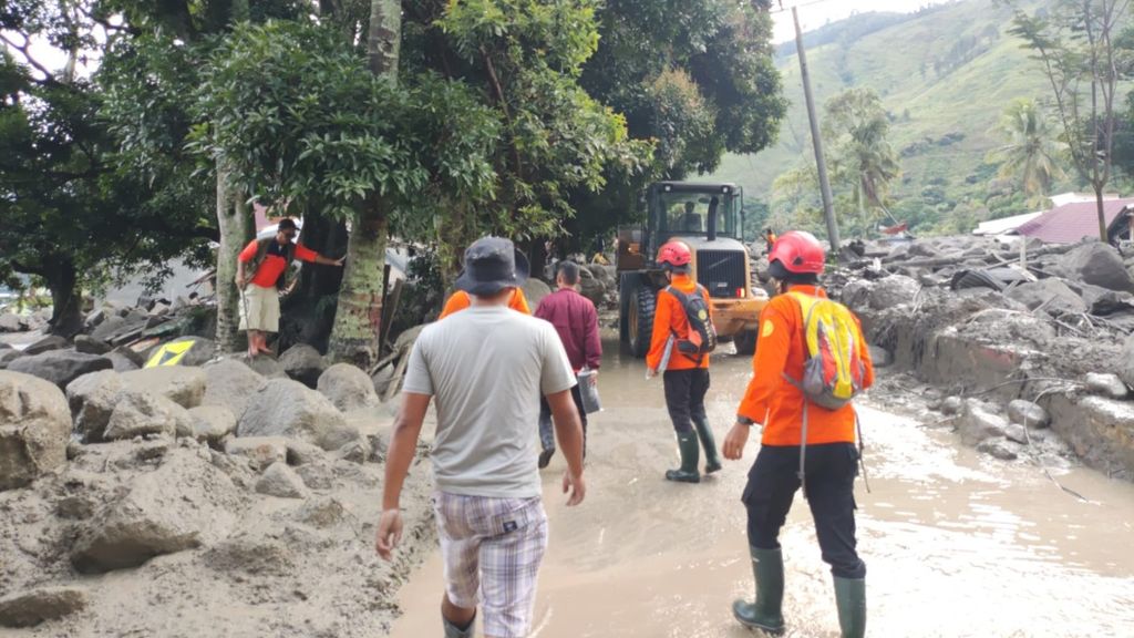 Tim SAR gabungan melakukan pencarian dan pertolongan terhadap korban banjir bandang di Desa Simangulampe, Kecamatan Baktiraja, Kabupaten Humbang Hasundutan, Sabtu (2/12/2023). Satu korban meninggal ditemukan dan 11 orang lainnya masih hilang. 