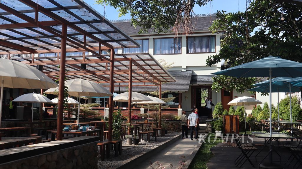 Suasana restoran luar ruangan Damar Hotel, salah satu hotel yang baru berdiri pada 2022 di Kecamatan Balige, Kabupaten Toba, Sumatera Utara, Kamis (16/11/2023). Konsep hotel mewah yang menawarkan beragam fasilitas premium bermunculan di sekitar Danau Toba.