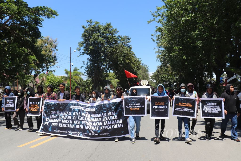 Pengunjuk rasa yang tergabung dalam Aliansi Rakyat Bersatu menyampaikan tuntutan dalam aksi damai depan Kantor Gubernur Sulteng di Palu, Senin (14/2/2022). Mereka menuntut pencabutan izin pertambangan dan pengusutan tuntas atas tewas ditembaknya Erfaldi (21).